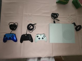 Xbox One S + 3 mandos + 10 juegos