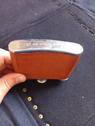 Petaca de piel y metal