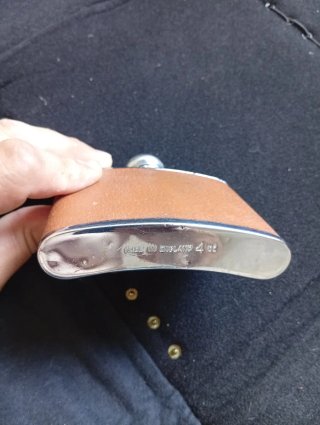 Petaca de piel y metal