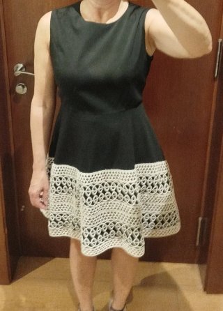 Vestido negro con encaje blanco