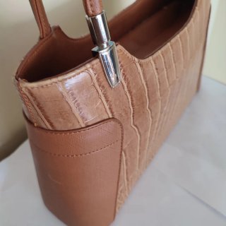 Bolso de piel marrón efecto cocodrilo