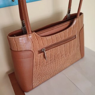 Bolso de piel marrón efecto cocodrilo