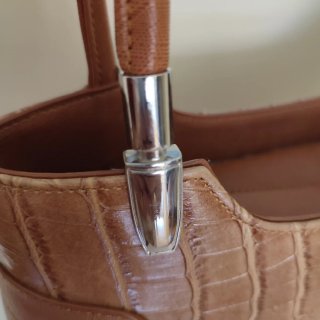 Bolso de piel marrón efecto cocodrilo