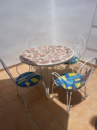 Mesa y 8 sillas de hierro y mármol
