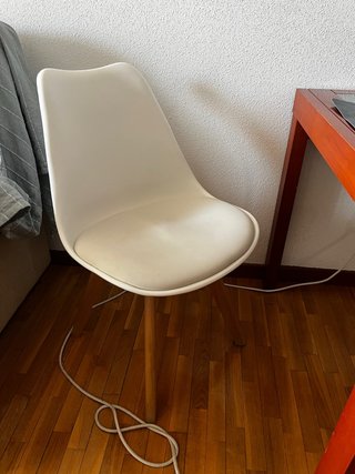 4 Sillas de plástico y madera