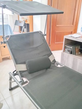 Tumbona plegable gris con parasol