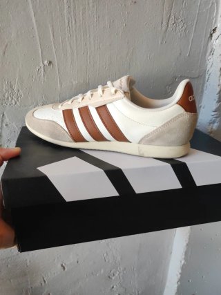Zapatillas Adidas Marrones y Blancas