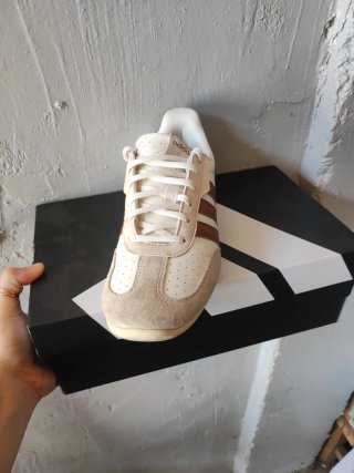 Zapatillas Adidas Marrones y Blancas