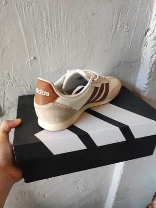 Zapatillas Adidas Marrones y Blancas