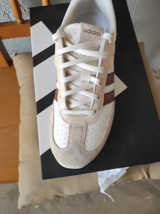 Zapatillas Adidas Marrones y Blancas