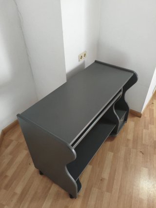Escritorio gris con cajón y estantes