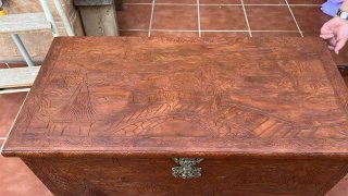 Baúl de madera tallada