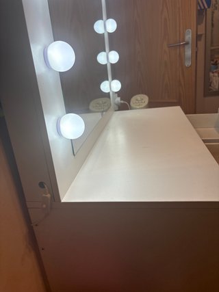 Tocador blanco con espejo y luces