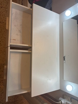 Tocador blanco con espejo y luces