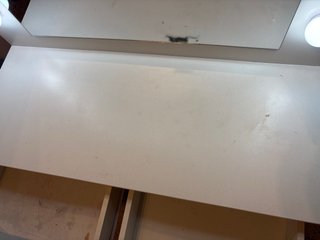 Tocador blanco con espejo y luces