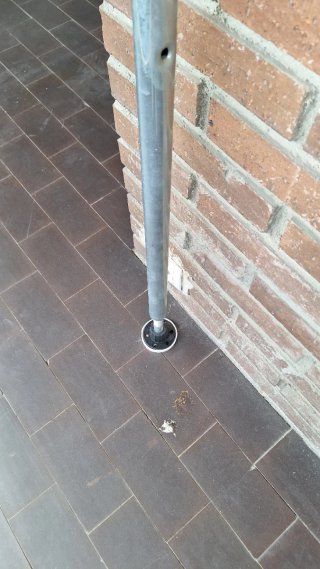Toldo crema anclado suelo y techo.