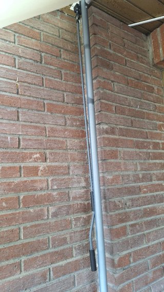 Toldo crema anclado suelo y techo.