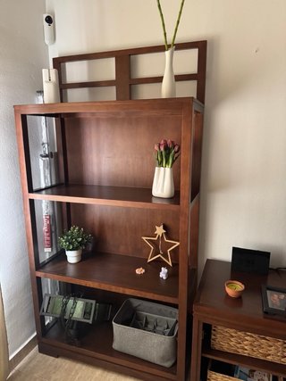 Estantería de madera marrón