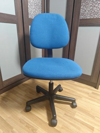 Silla de escritorio azul con ruedas