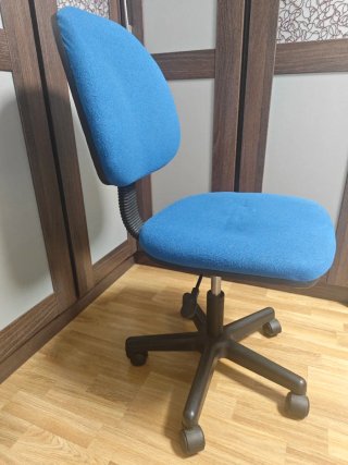 Silla de escritorio azul con ruedas