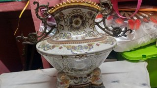 Jarrón de porcelana con detalles metálicos