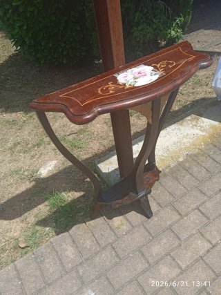 Mesita de rincón con flores