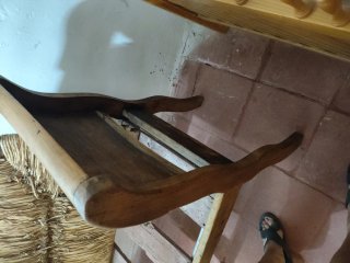 Banco antiguo de madera y yute