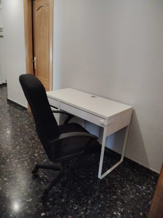 Escritorio Ikea MiCke blanco con silla ergonómica
