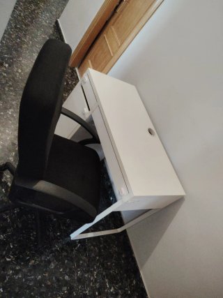 Escritorio Ikea MiCke blanco con silla ergonómica