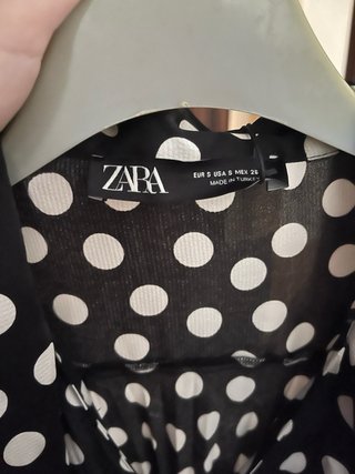 Vestido de Zara con estampado de lunares
