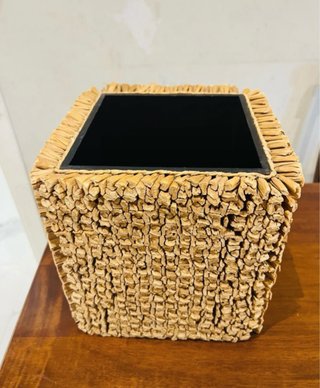 Contenitore decorativo in vimini e legno