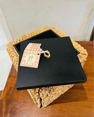 Contenitore decorativo in vimini e legno