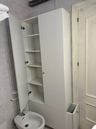Armario de madera blanco