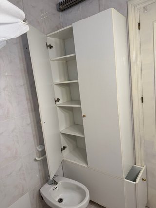 Armario de madera blanco