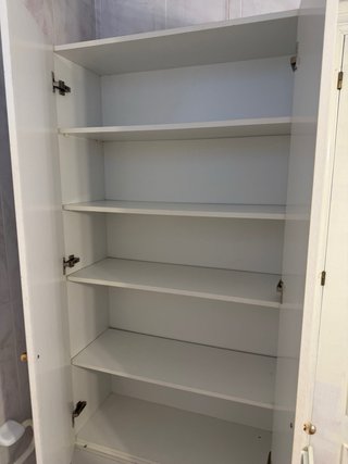 Armario de madera blanco