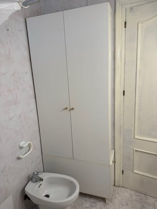 Armario de madera blanco