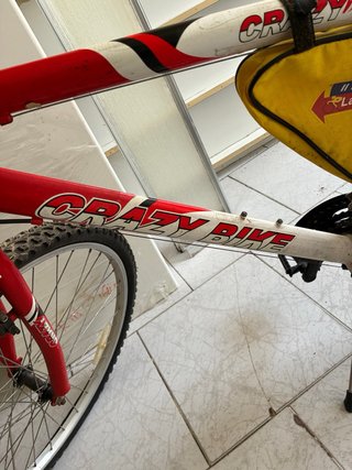Bicicleta de montaña roja y blanca