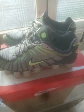 Zapatillas Nike grises y verdes
