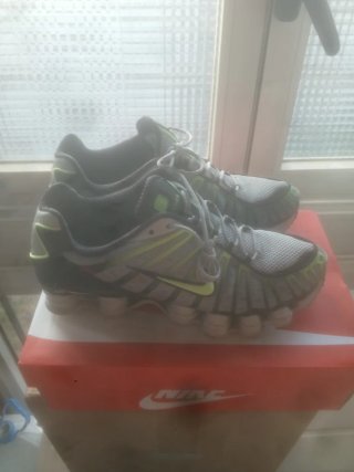 Zapatillas Nike grises y verdes