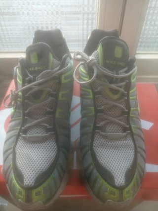 Zapatillas Nike grises y verdes