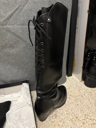 Stivali alti in pelle nera da donna