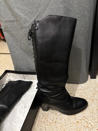 Stivali alti in pelle nera da donna