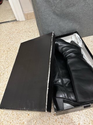 Stivali alti in pelle nera da donna
