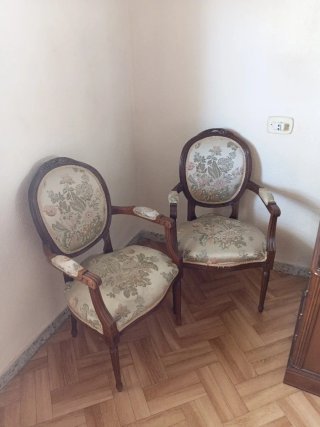 Par de sillas vintage de madera y tela
