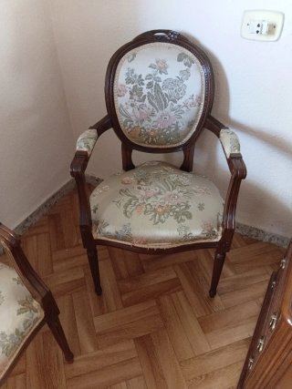 Par de sillas vintage de madera y tela