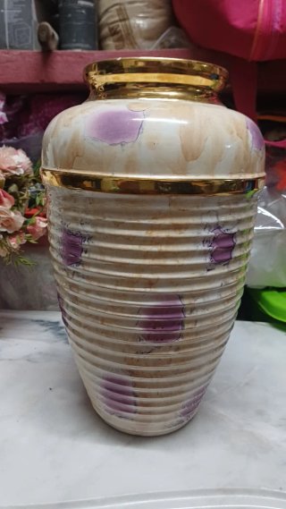 Jarrón de cerámica beige y morado