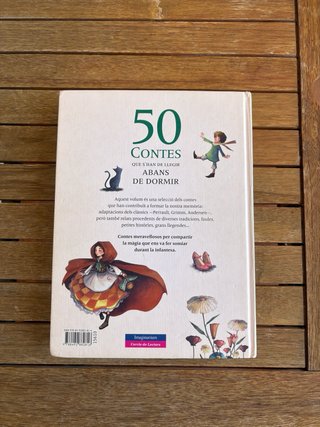 50 contes que s'han de llegir abans de dormir