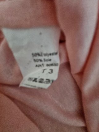 Blusa sin mangas rosa con detalle V