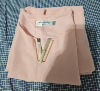 Blusa sin mangas rosa con detalle V