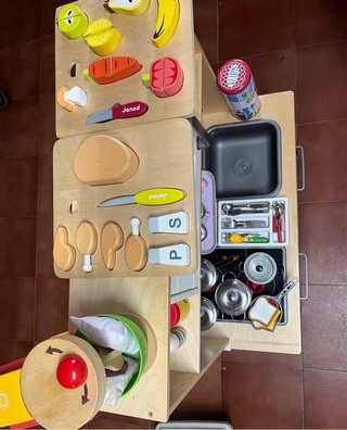 Cocinita de juguete con accesorios